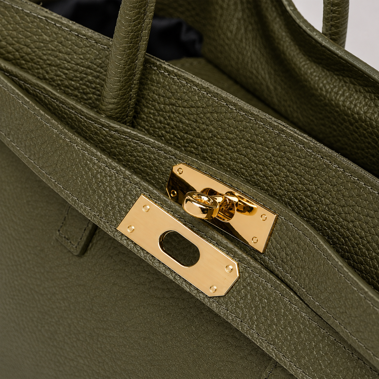 MALA EM PELE ITALIANA PADOVA VERDE OLIVE | TUSCAN Mala de mão verde com fecho dourado e couro texturizado