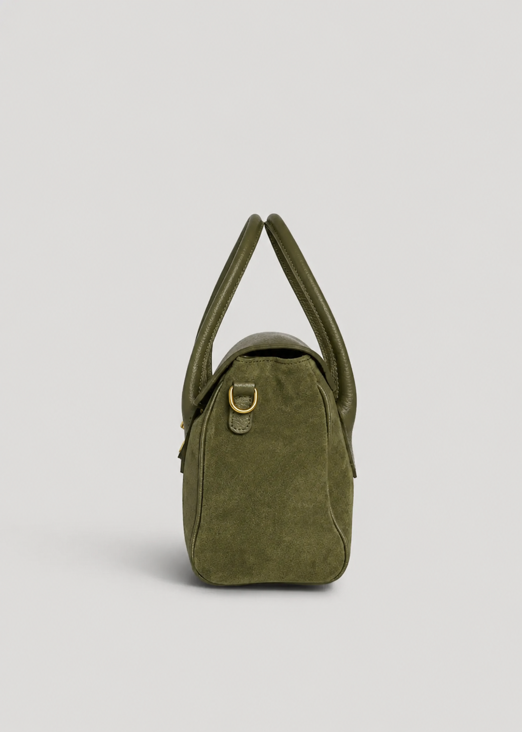 MALA EM PELE ITALIANA VOLTERRA OLIVE | TUSCAN Mala verde musgo de lado com alças e detalhes dourados