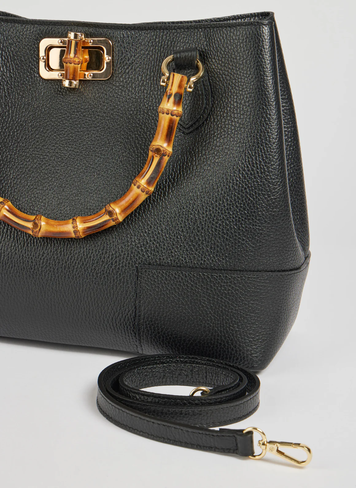 MALA EM PELE ITALIANA AMALFI PRETO | TUSCAN Mala preta de couro com punho em bambu e alça destacável.