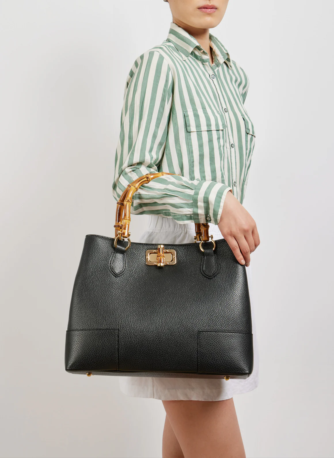 MALA EM PELE ITALIANA AMALFI PRETO | TUSCAN Mala preta de couro com alças em bambu e fecho dourado