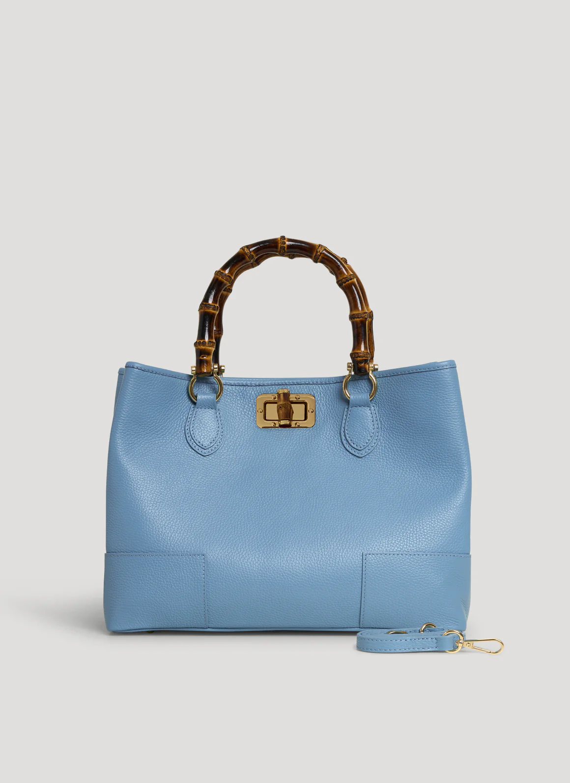 MALA EM PELE ITALIANA AMALFI AZUL CELESTE | TUSCAN Mala de mão azul claro com alças de bambu e fecho dourado