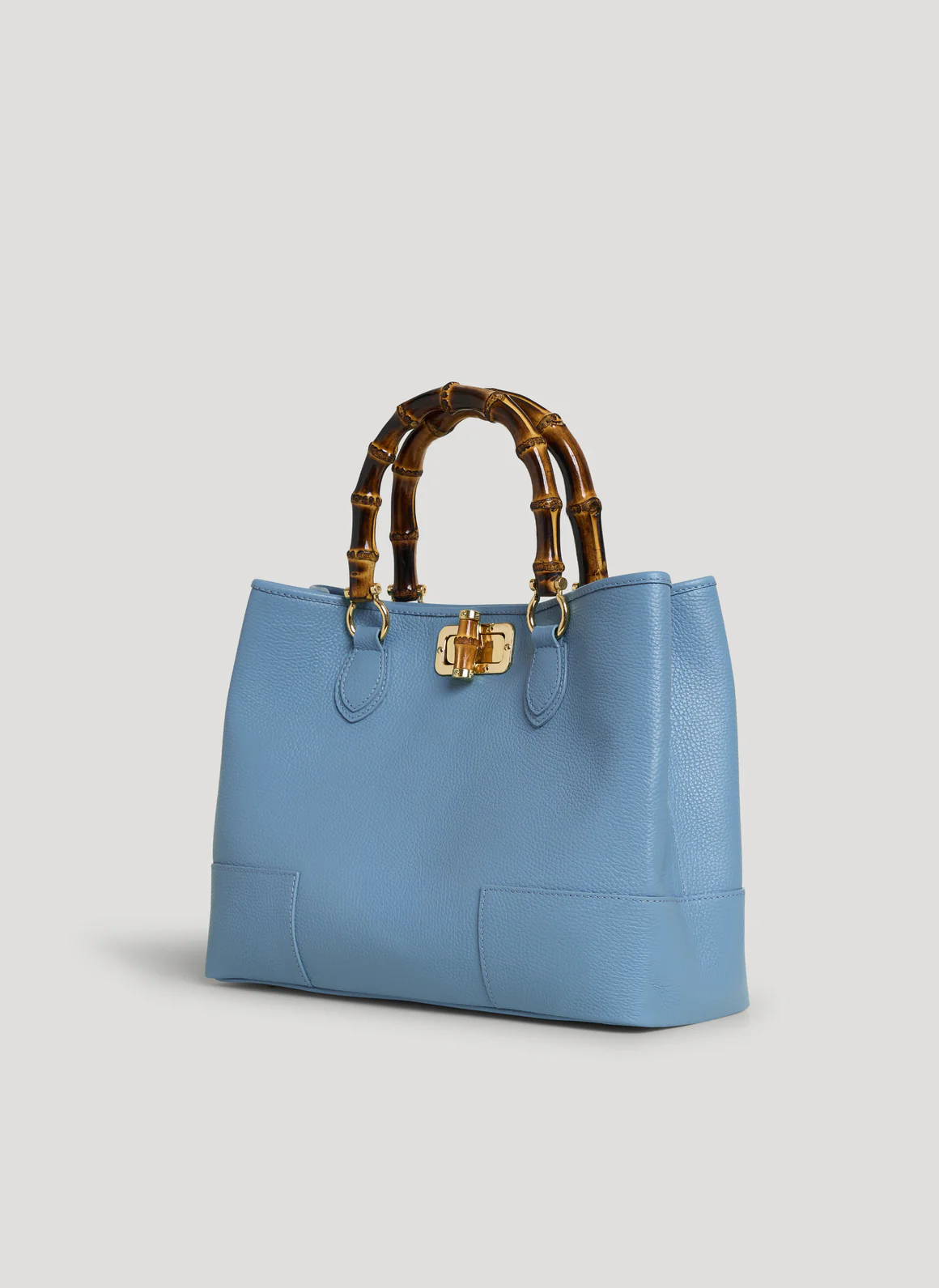 MALA EM PELE ITALIANA AMALFI AZUL CELESTE | TUSCAN Mala azul em pele com alças em bambu e fecho dourado