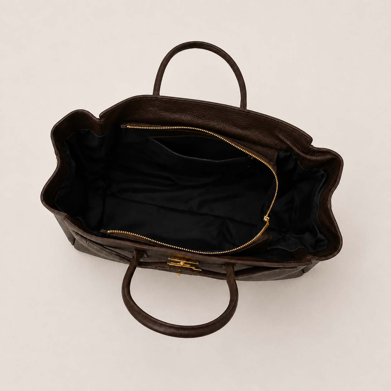 MALA EM PELE ITALIANA PADOVA CHOCOLATE | TUSCAN Mala de mão masculina castanha com interior preto e fecho dourado vista de cima