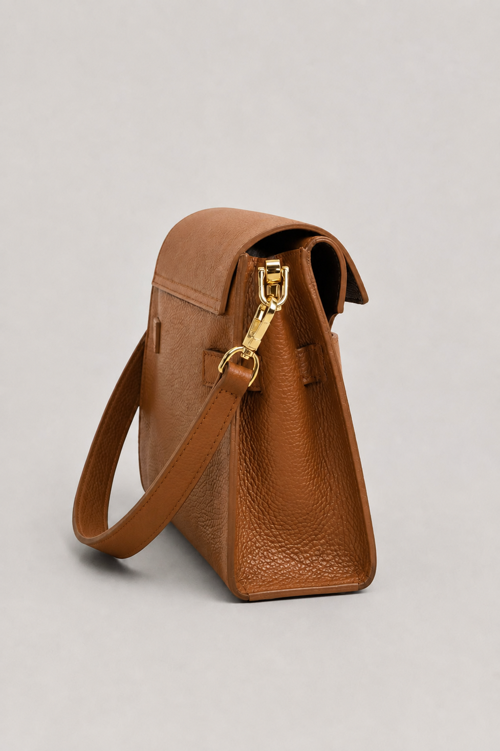 MALA EM PELE ITALIANA FERRARA CONHAQUE | TUSCAN Mala tiracolo castanha em couro com textura e alça larga