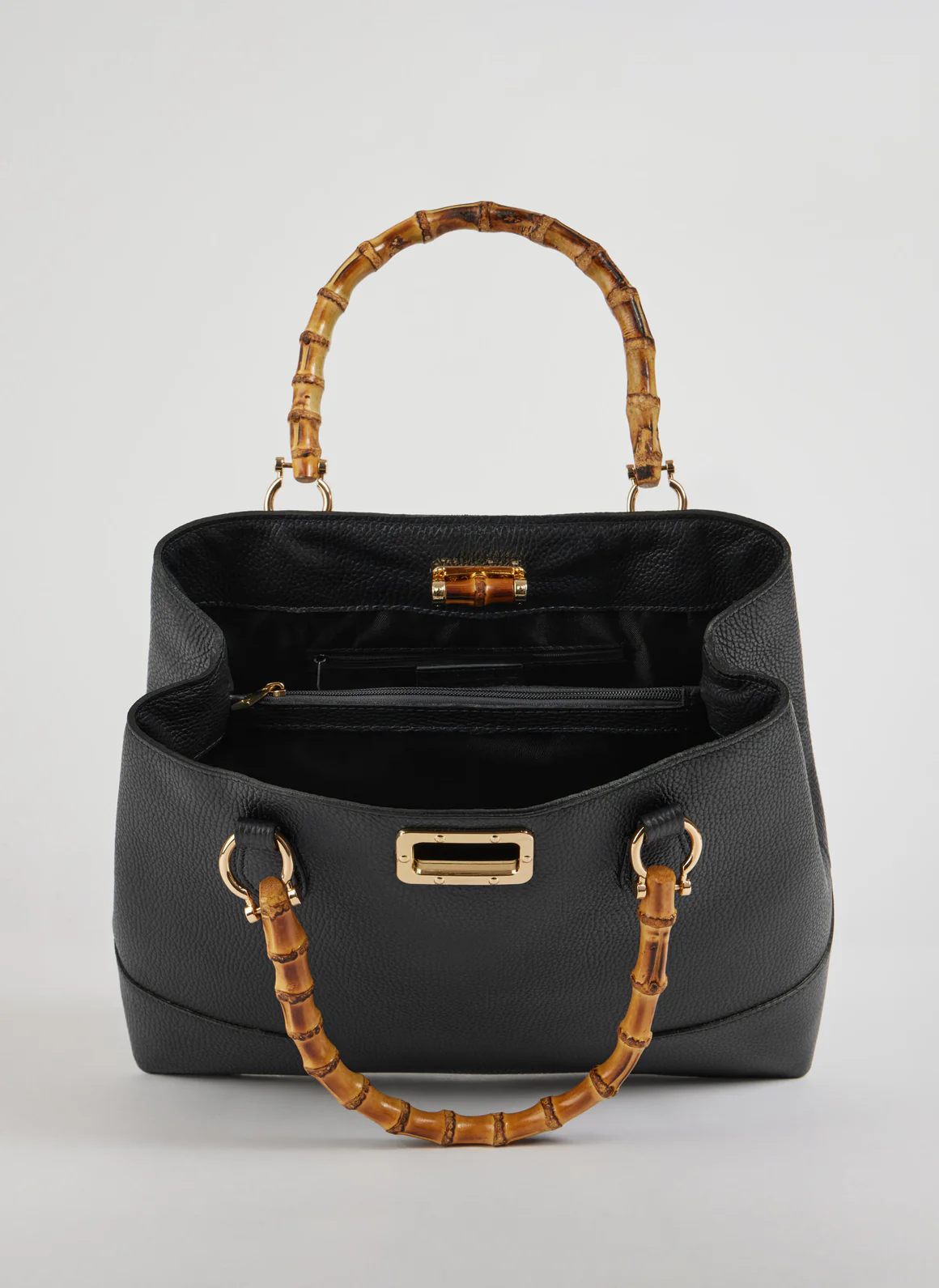 MALA EM PELE ITALIANA AMALFI PRETO | TUSCAN Mala preta em pele com alças de bambu e fecho dourado aberto