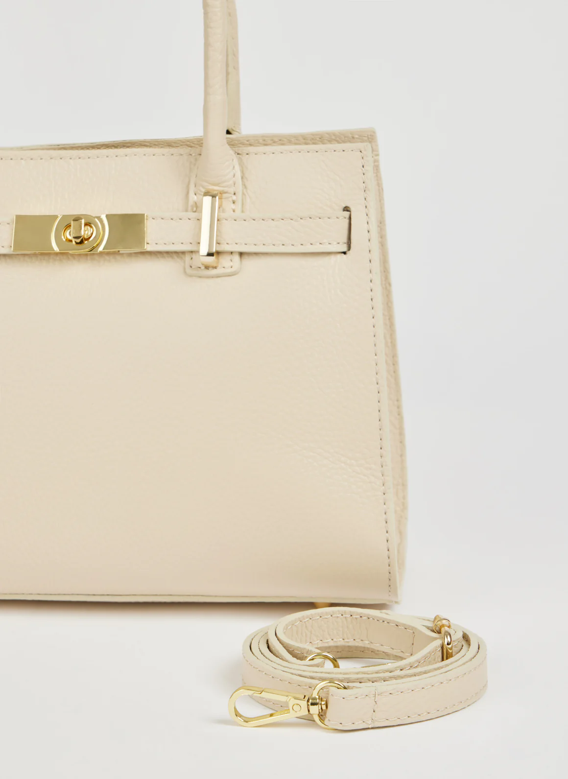 MALA EM PELE ITALIANA PORTOFINO CREAM | TUSCAN Mala de mão bege em pele com fecho dourado e alça destacável à frente