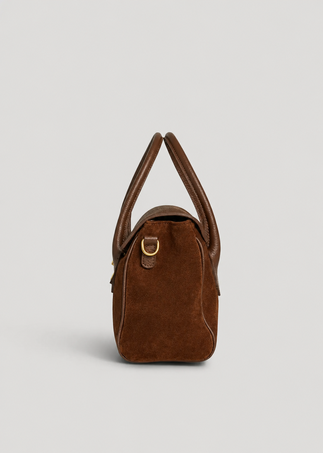 MALA EM PELE ITALIANA VOLTERRA CHOCOLATE | TUSCAN Bolsa castanha de camurça com alças de couro e detalhe dourado vista de perfil