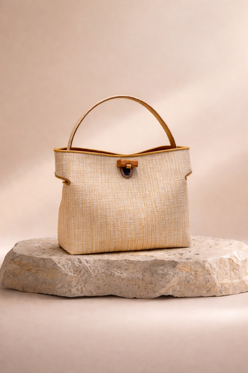 MALA EM PELE ITALIANA & RÁFIA | TUSCAN Mala de mão bege com detalhes castanhos sobre pedra clara