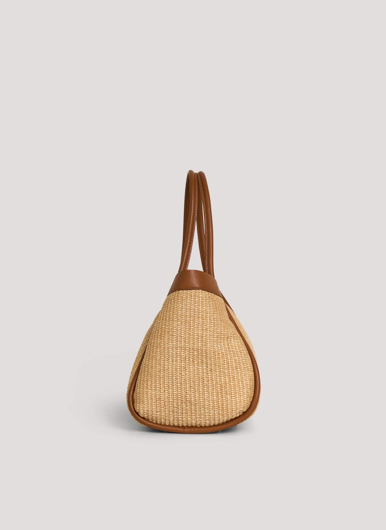 MALA EM PELE & RÁFIA ITALIANA ROMA | TUSCAN Mala de ombro em tecido bege e pele castanha sobre fundo cinzento claro