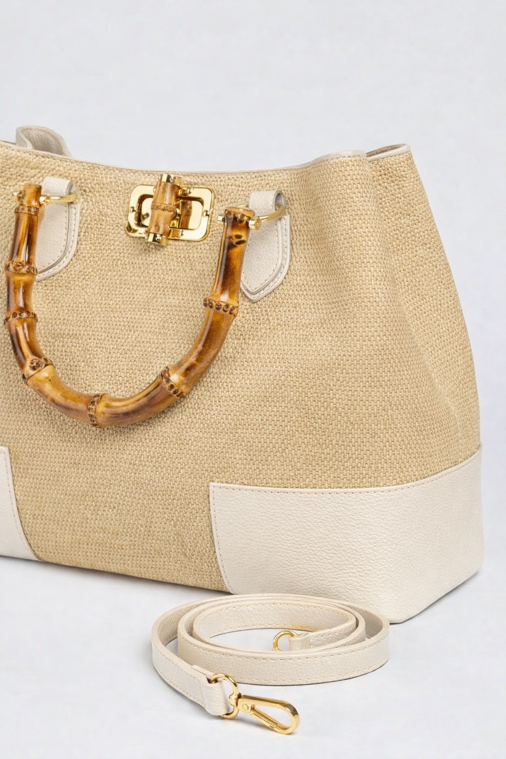 MALA EM PELE ITALIANA AMALFI RÁFIA CREAM | TUSCAN Mala bege com alças de bambu e detalhes em pele branca