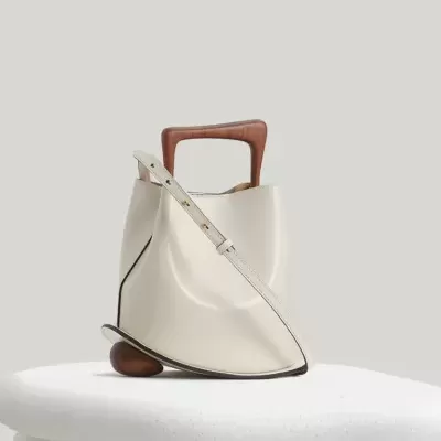 Mala branca de couro com alça longa e cabo de madeira