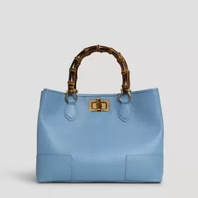 mala de mão azul claro com alças de bambu