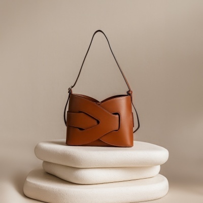 Mala de pele castanha com design cruzado em almofadas brancas