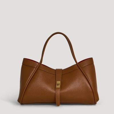 Mala de mão em pele castanha com alças finas e fecho dourado