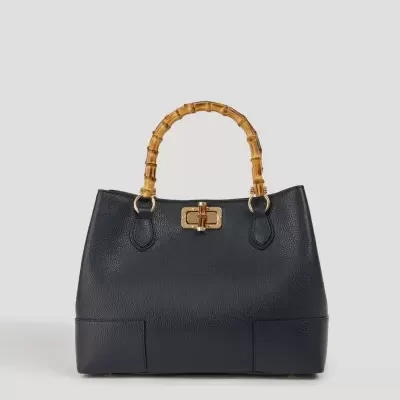 Mala de mão preta com alças imitacao bambu e fecho dourado