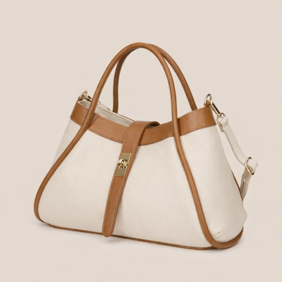 Mala branca com detalhes castanhos e fecho dourado