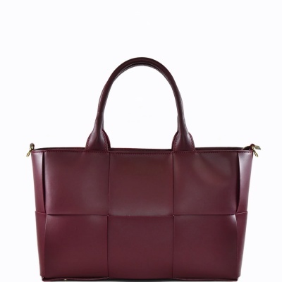 Bolsa de mão bordô em couro com padrão acolchoado e alças fixas