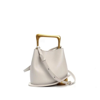 Mala de mão branca em couro com alça ajustável e pega metálica dourada