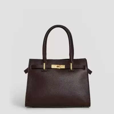 Mala de mão em couro marrom escuro com fecho dourado