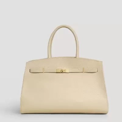 Mala de mão bege em pele com fecho dourado e alça única