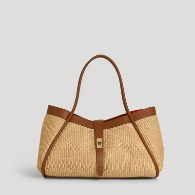 Mala tote em palha com detalhes em pele castanha e interior vermelho