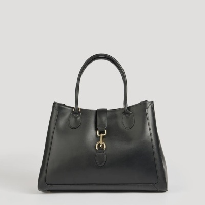 Mala de mão preta em couro com fecho dourado