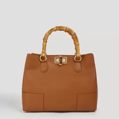 Mala castanha em pele com pegas de bambu e fecho dourado