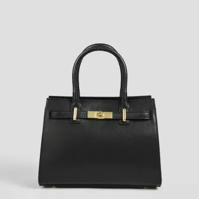 Mala de mão preta em couro texturado com detalhe metálico dourado