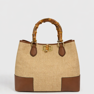 Mala de mão bege em ráfia com detalhes castanhos e alças de bambu