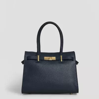 Mala de mão azul escuro com fecho dourado e textura granulada