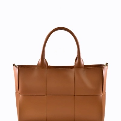 Mala de mão castanha clara com padrão de quadrados e alças grossas