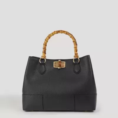 Mala preta em pele com alças em bambu castanho