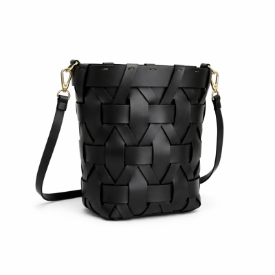 Mala preta trançada tipo saco com alça de ombro ajustável.