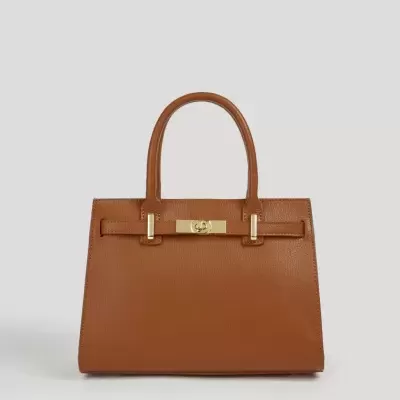 Mala de mão castanha em couro com fecho dourado