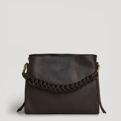 Mala de mão feminina castanha escura em couro com alça trançada e fivela dourada em fundo cinzento.