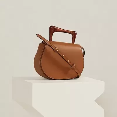 Mala de mão castanha em pele com alça de madeira e alça de ombro ajustável