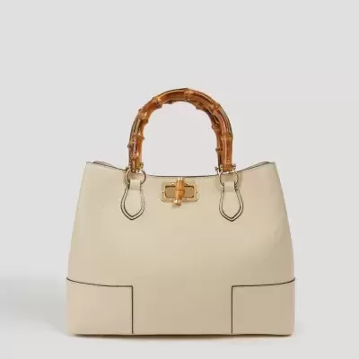 Mala de mão bege com alças em bambu e fecho dourado