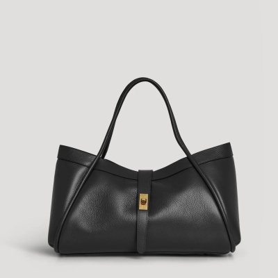 Mala preta em couro com fecho dourado