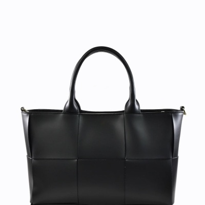 Mala de mão preta com padrão de quadrados em fundo branco