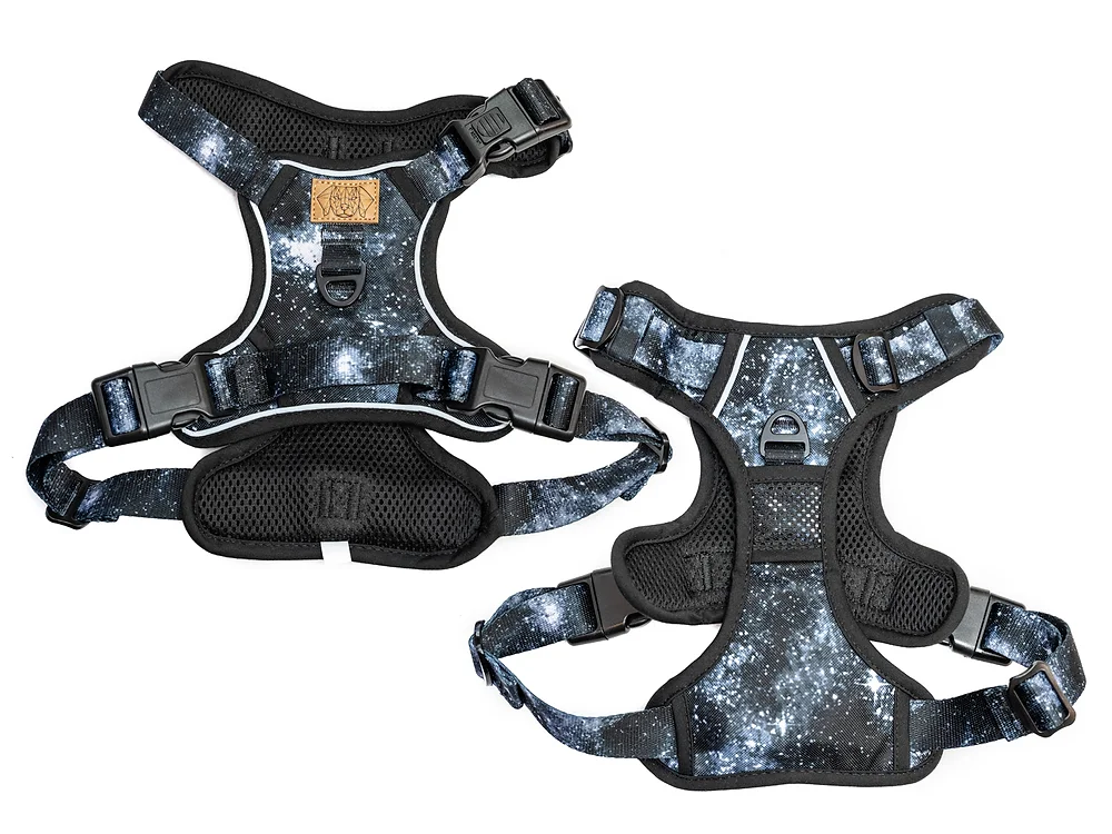 Peitorais para cães padrões estrelas brancas em fundo preto com fivelas ajustáveis e etiqueta de couro