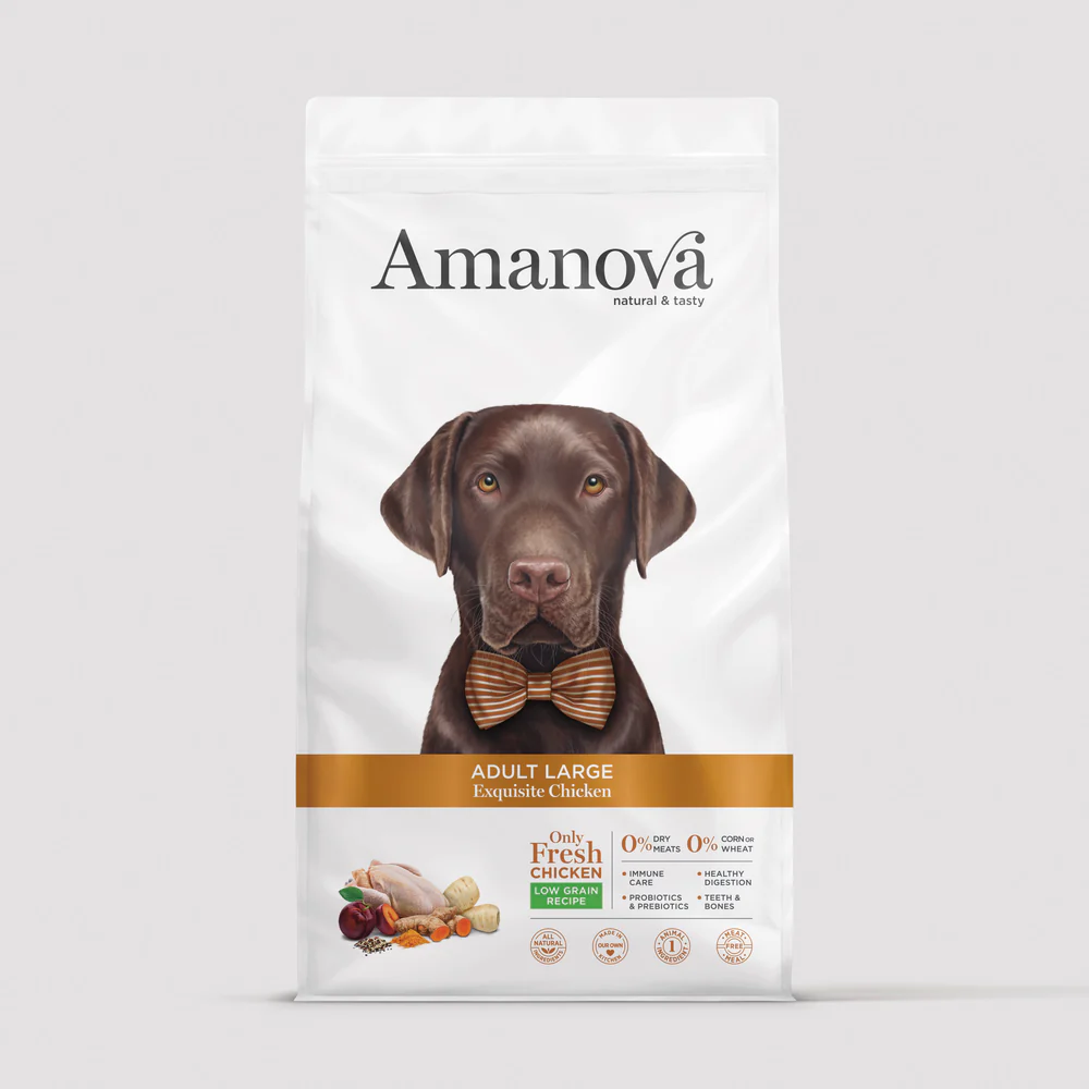 Saco branco de ração Amanova para cães adultos grandes com imagem de cão castanho e texto de ingredientes e benefícios.
