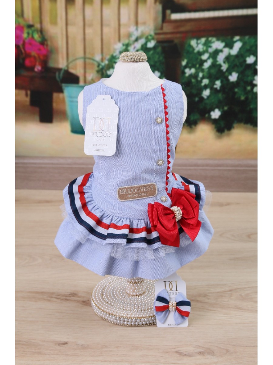 Vestido azul claro com laço vermelho e decoração em pérolas para animais de estimação