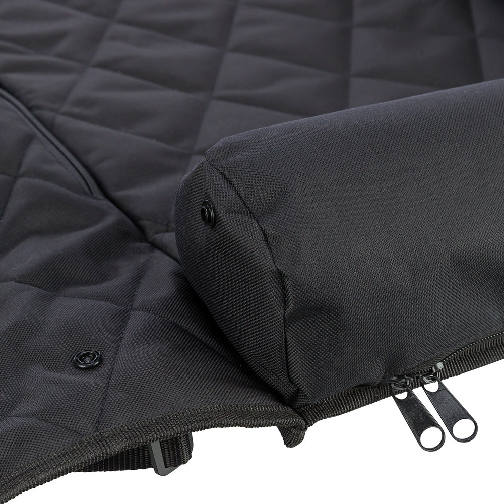 Tecido preto acolchoado com padrão de losangos, botões de pressão e fechos de correr duplos