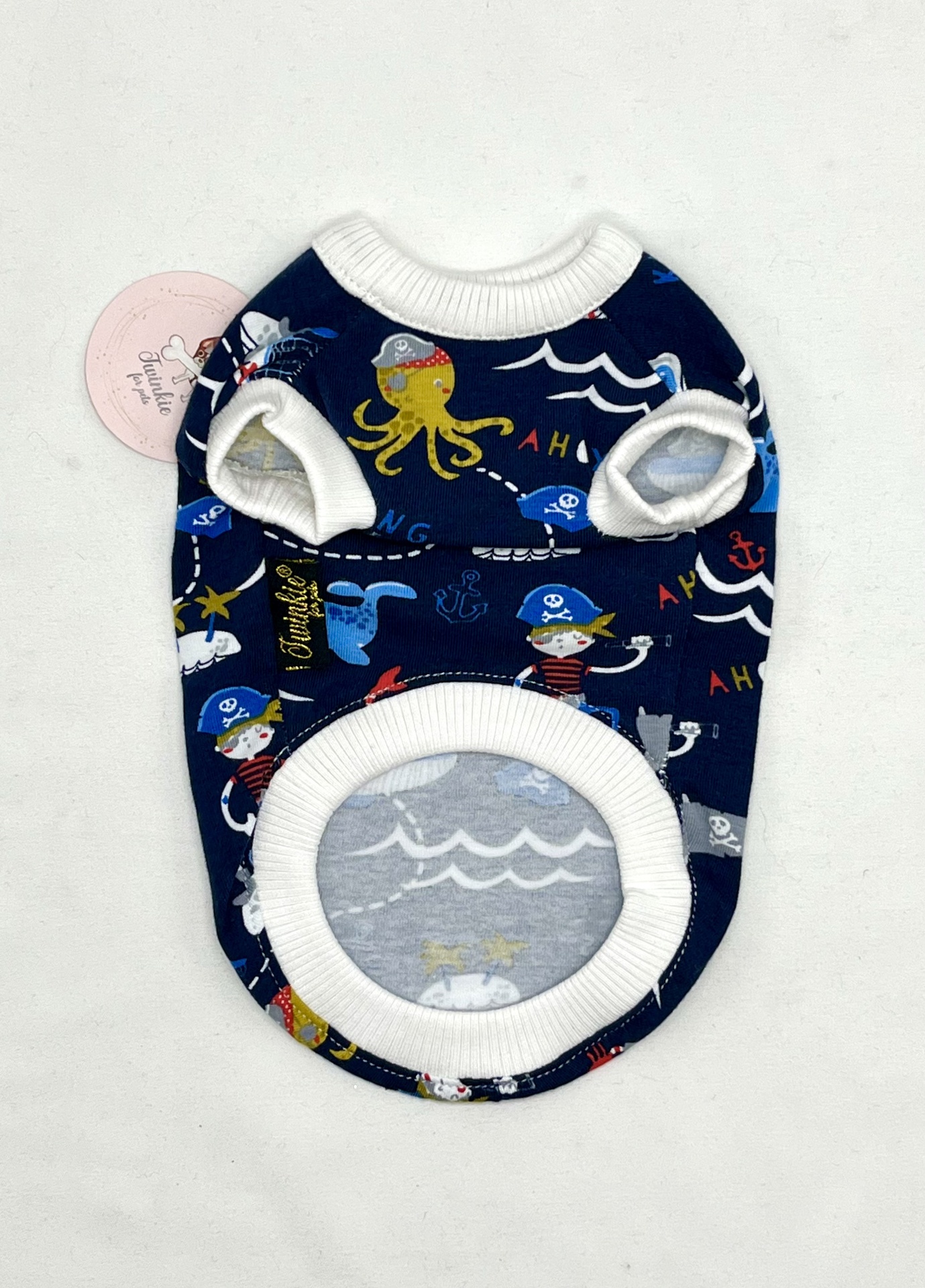 Camisola para cão azul com padrão de piratas e pólos em tecido com punhos brancos