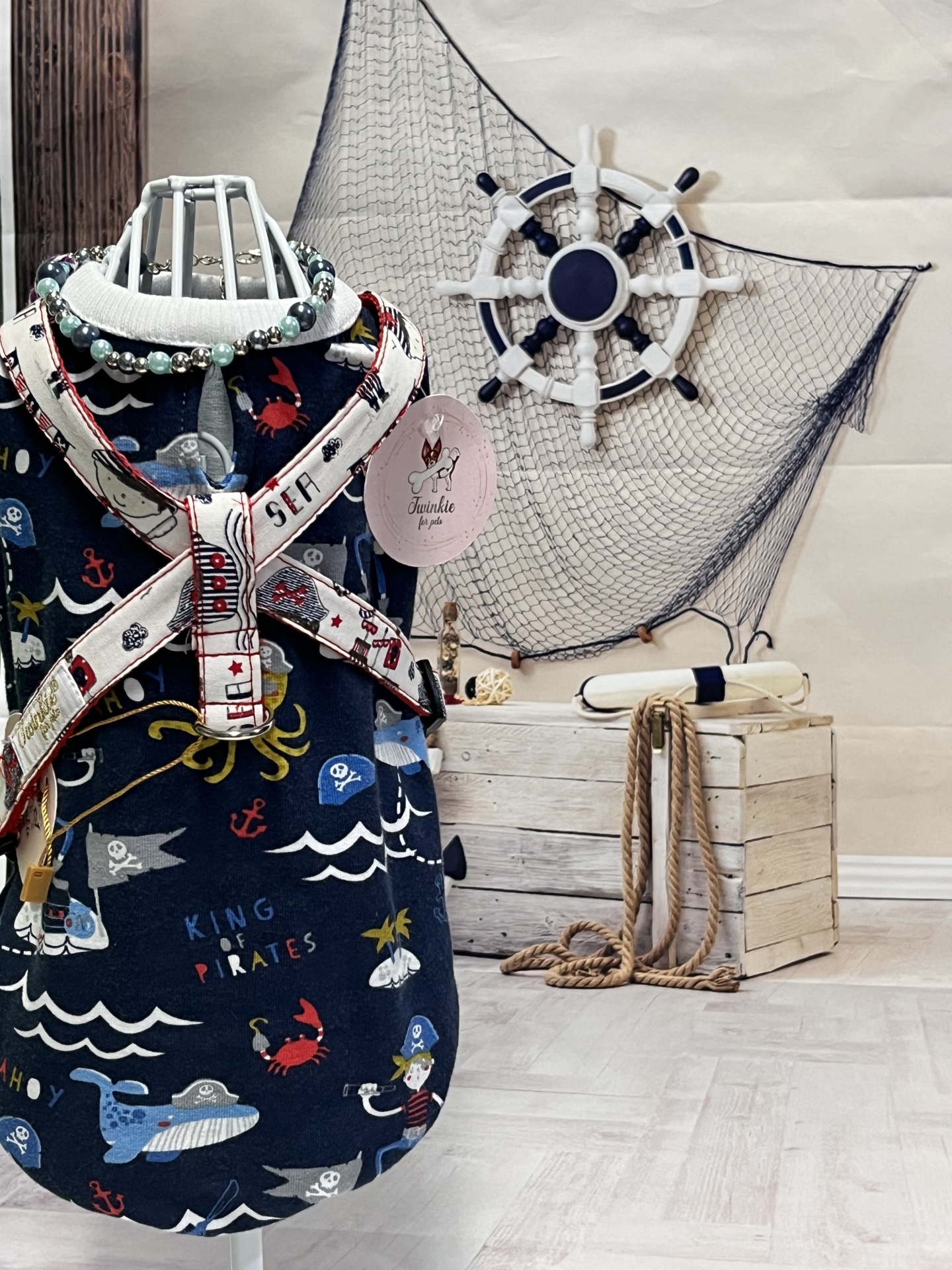 Colete para cão com padrão náutico de piratas azul escuro com peitoral branco em manequim, decoração marítima