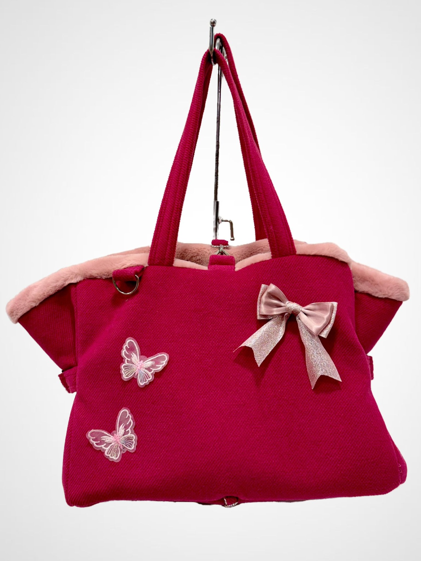 Mala de tecido rosa com pelúcia, borboletas e laço decorativos