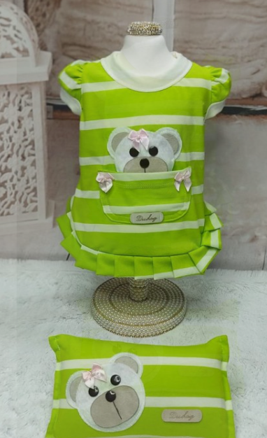 Vestido verde às riscas brancas com ursinho bordado e almofada combinando