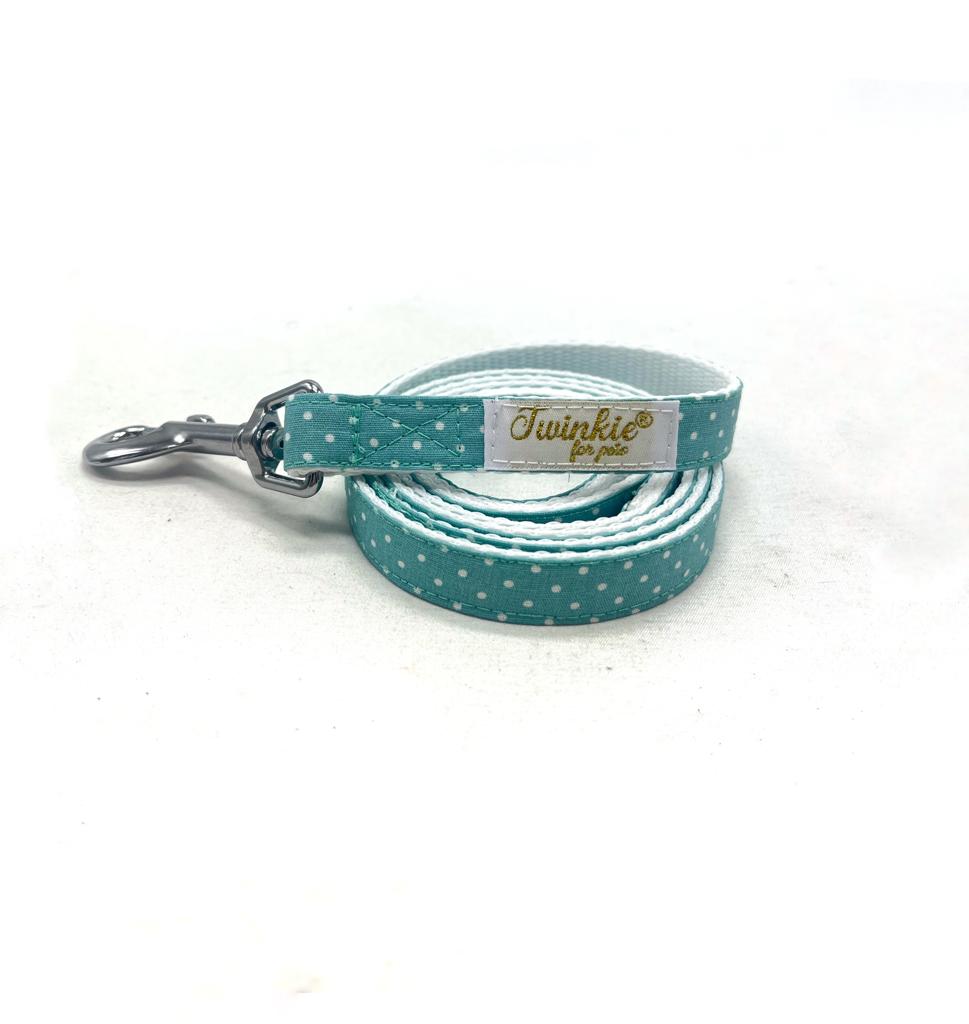 Trela azul turquesa com pontos brancos e fecho metálico