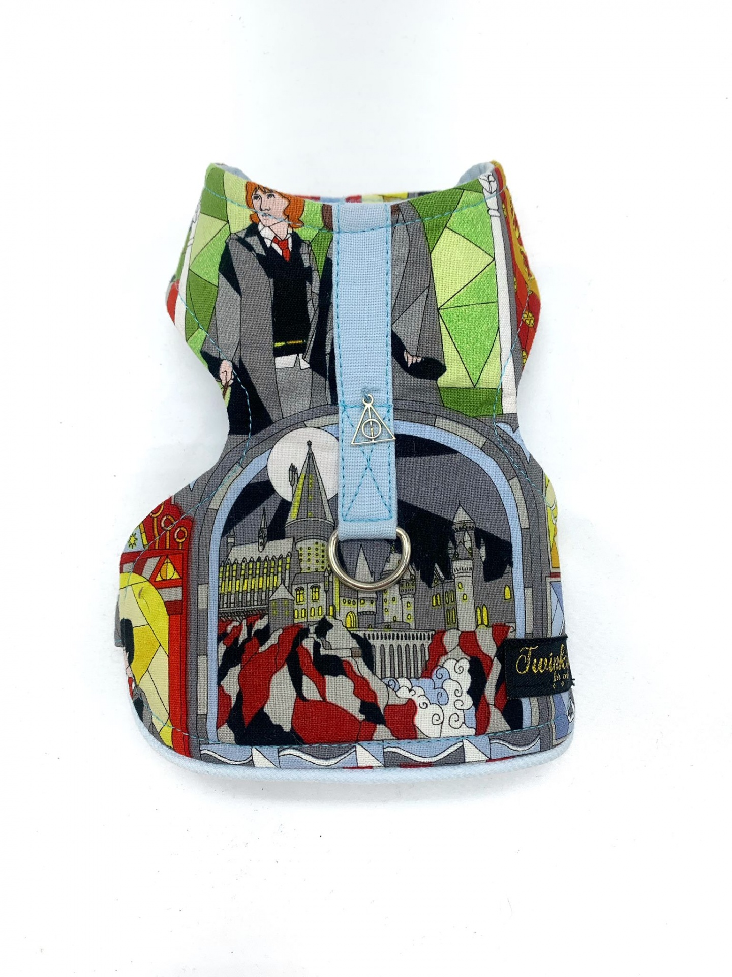 Colete colorido para cão com padrão Harry Potter e detalhes metálicos