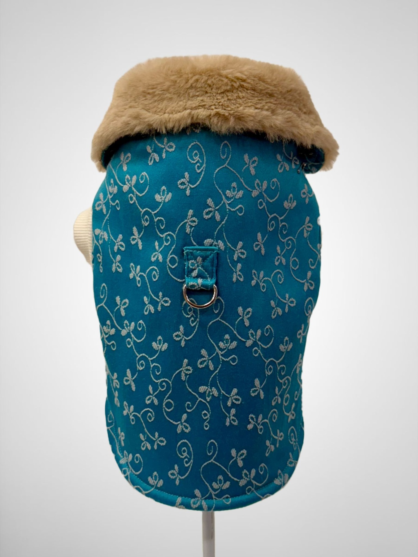 Casaco para cão azul com padrão branco e gola de pelo castanho